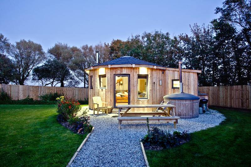 The Ember Room Roundhouse, East Thorne a british holiday cottage for 4 in , 