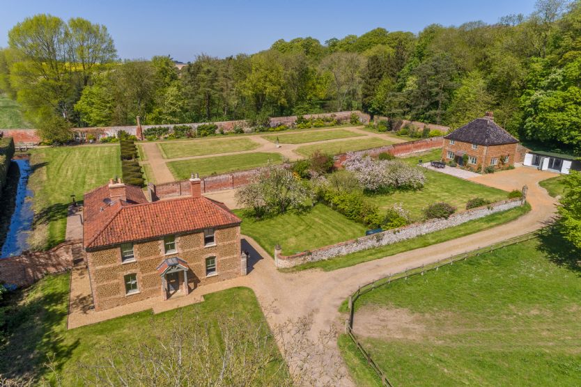 Cottages in the Walled Garden a british holiday cottage for 16 in , 