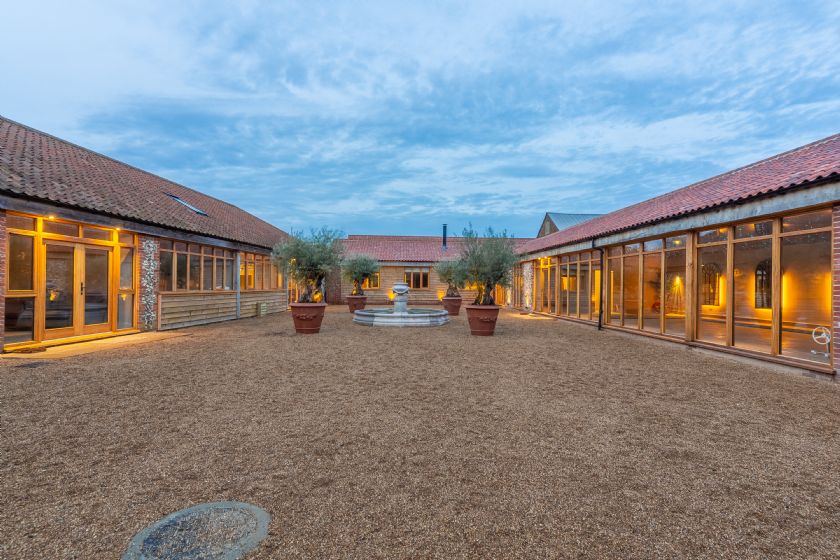 Hill Farm Massingham a british holiday cottage for 31 in , 